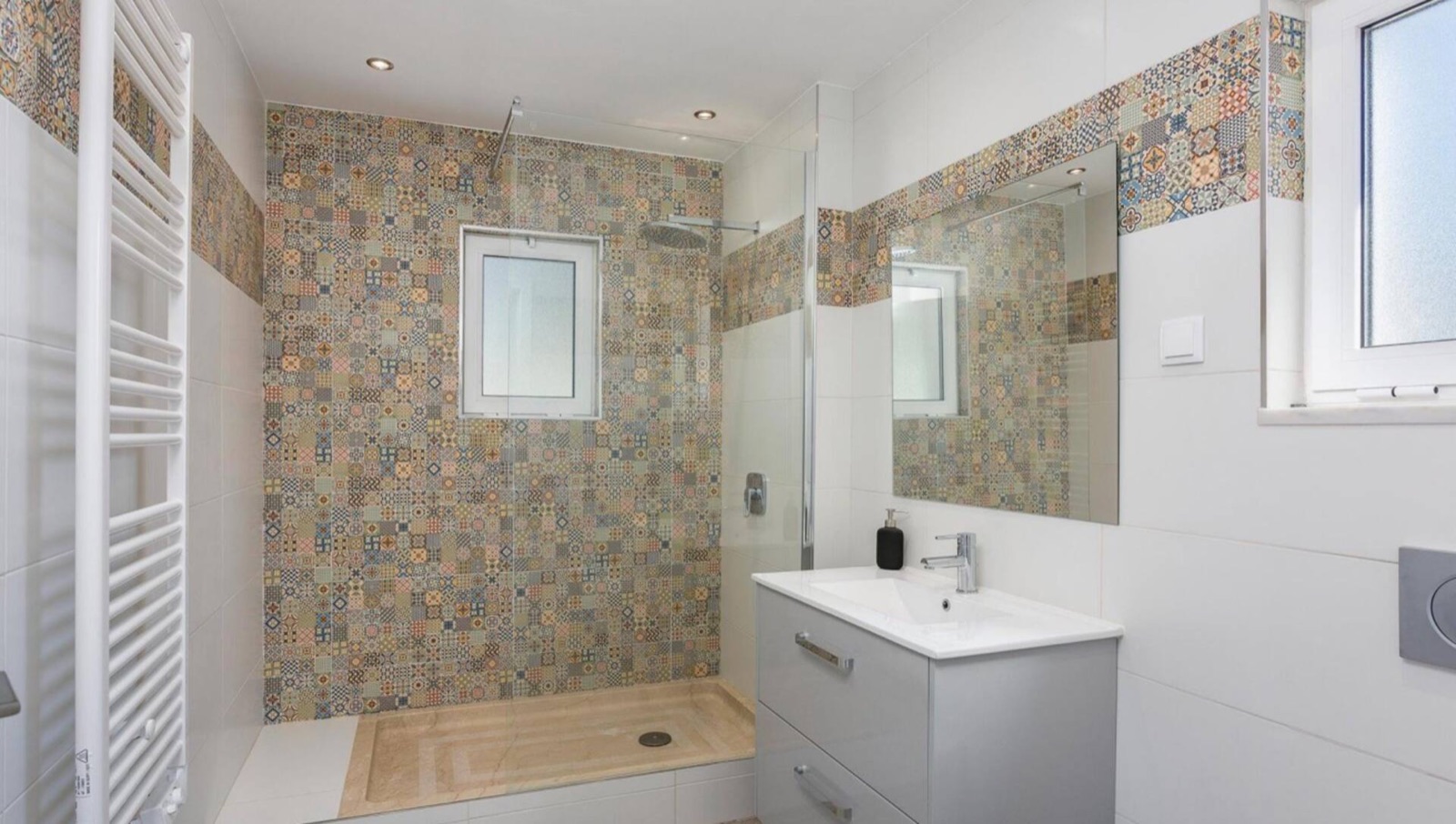 Villa Verde walk-in shower with patterned tile