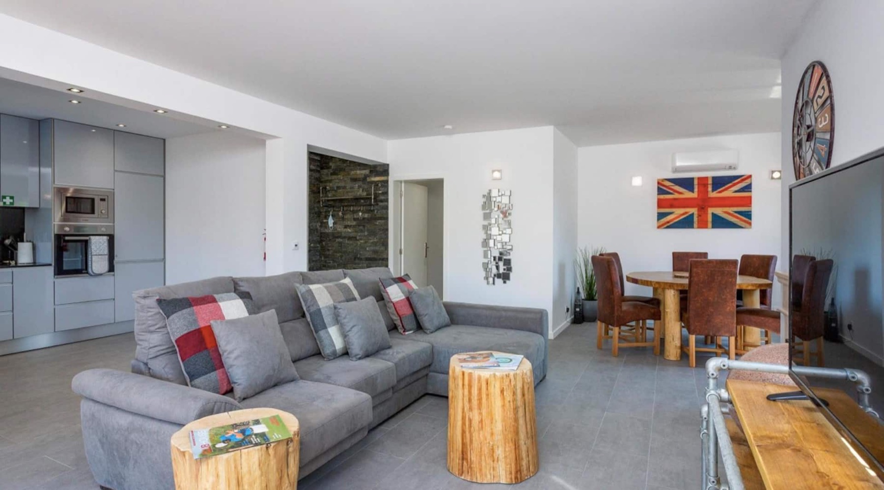 Villa Verde cozy living and dining space