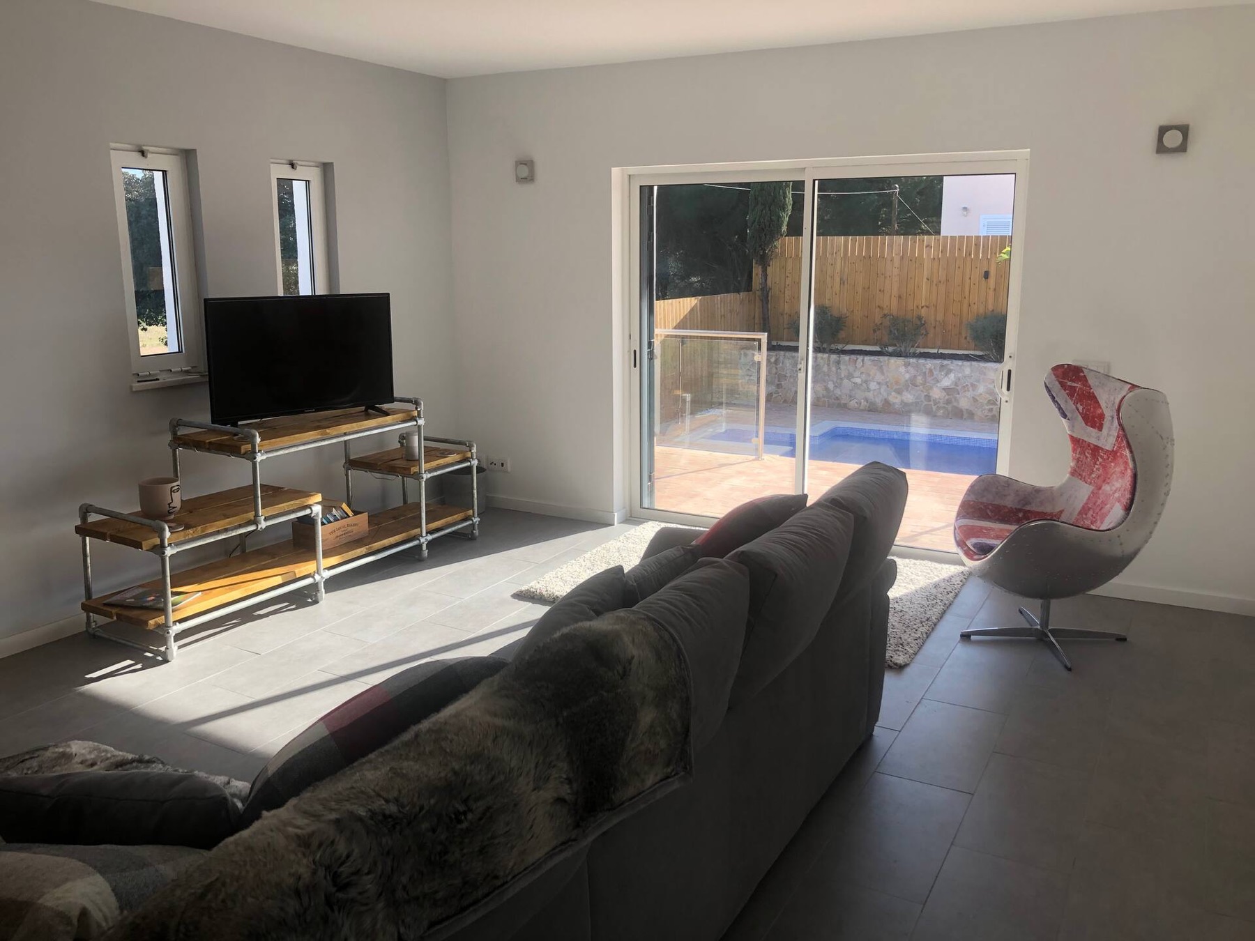 Villa Verde living room with sliding doors open to the pool