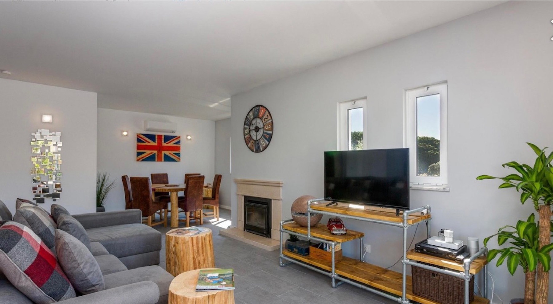 Villa Verde open-plan living room with fireplace