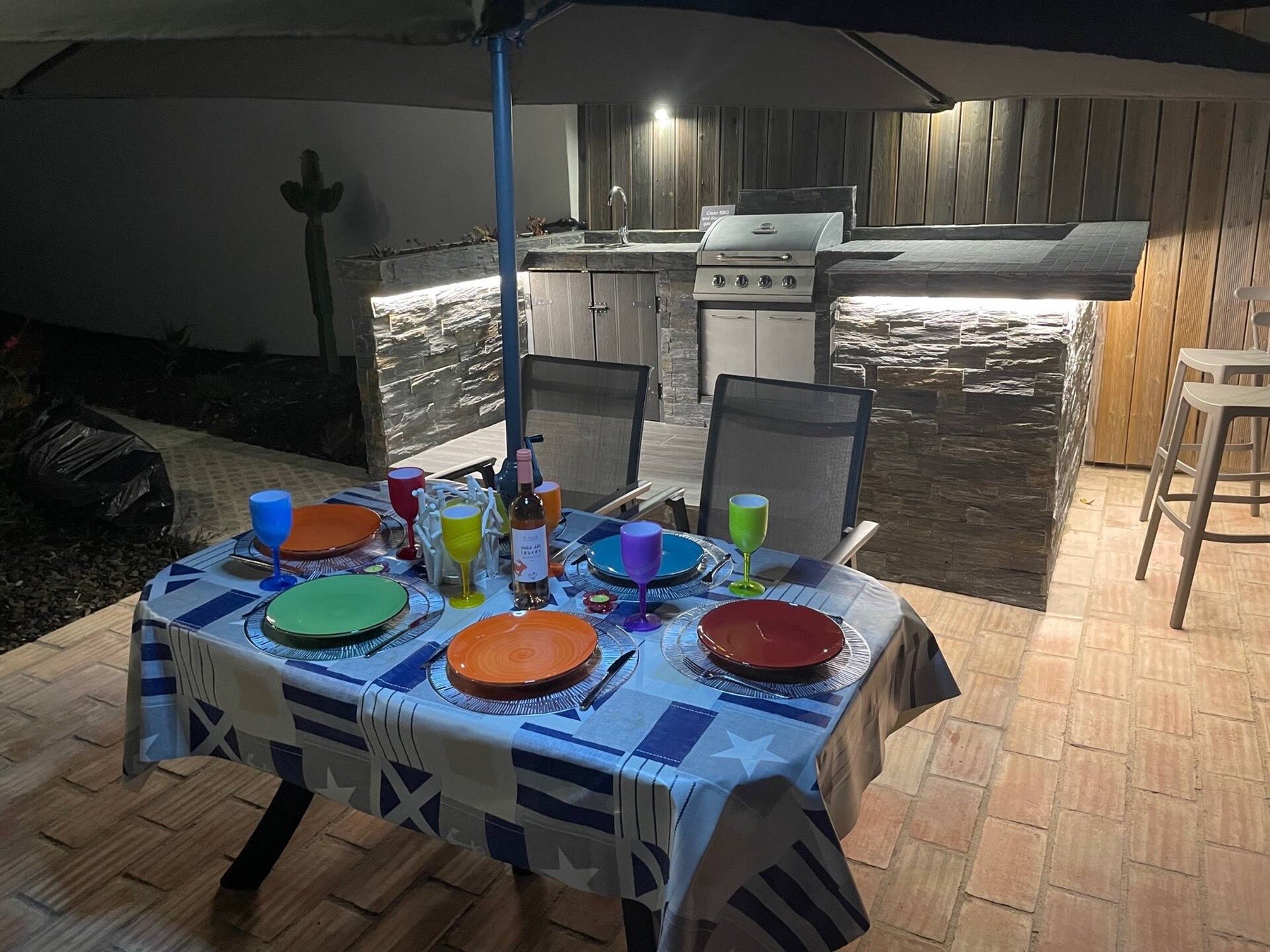 Bar dining under the stars at Villa Verde's outdoor kitchen